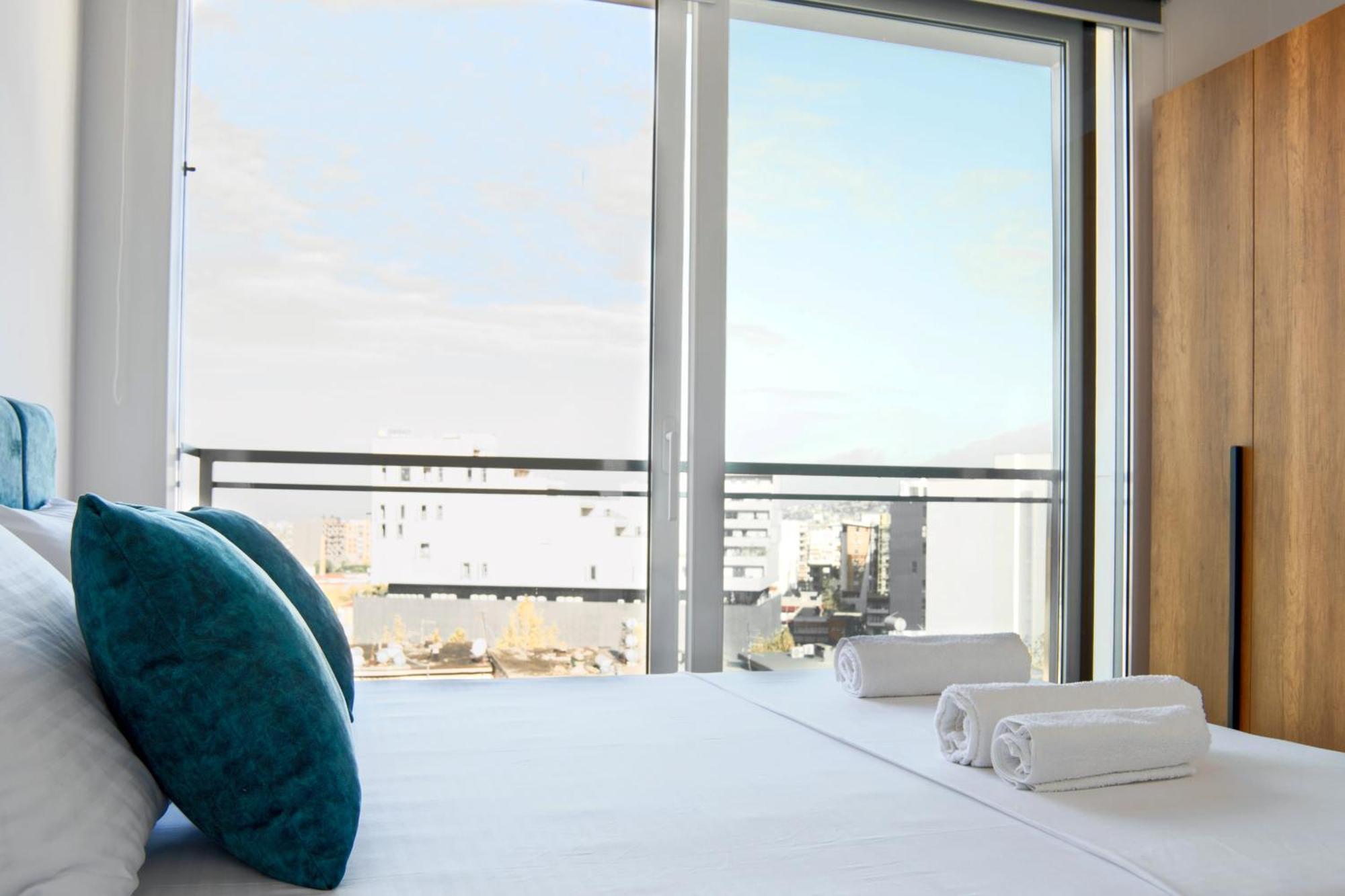 Urban Serenity Skyline View 1 Appartamento