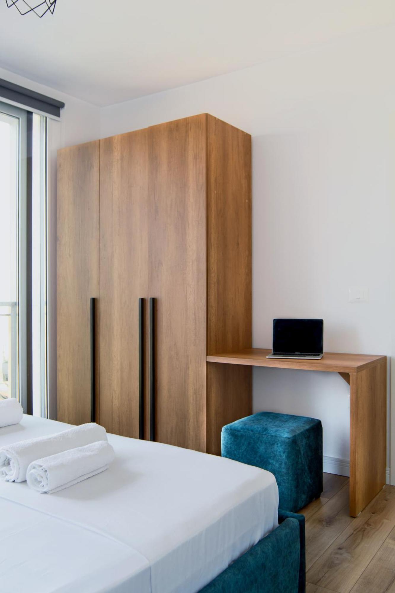 Urban Serenity Skyline View 1 Apartment